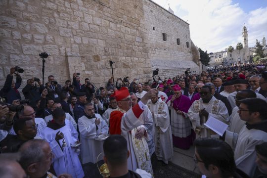 Patriarch Pierbattista Pizzaballa kommt mit der Prozession an der Geburtskirche in Betlehem an