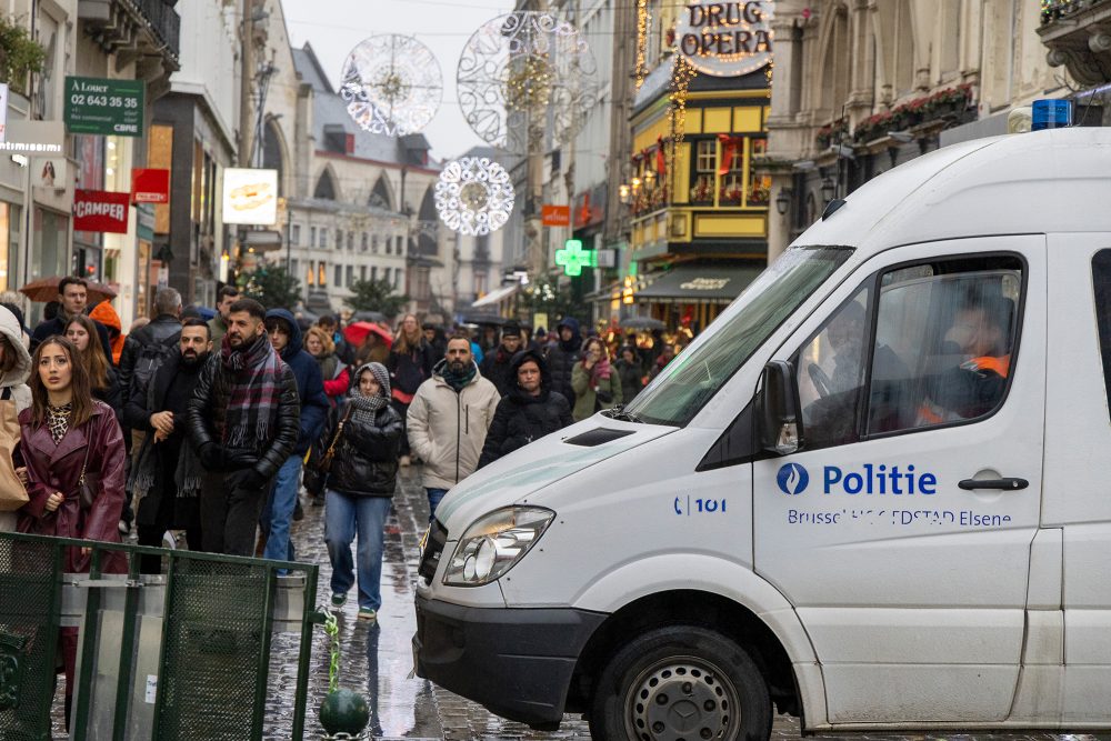 Polizeifahrzeug vor dem Brüsseler Weihnachtsmarkt