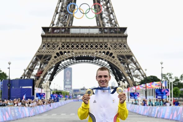 Doppel-Olympiasieger Remco Evenepoel mit seinen beiden Goldmedaillen unter dem Eiffelturm