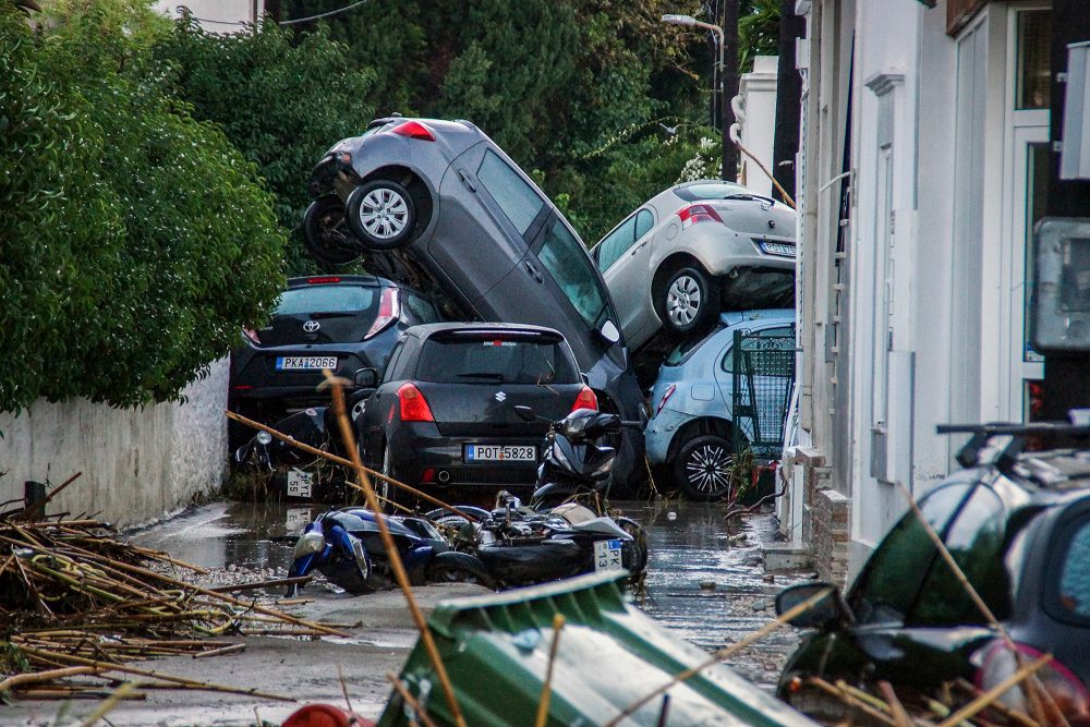 Nach dem Unwetter auf Rhodos stehen von den Wassermassen erfasste Autos übereinandergestapelt in einer Straße