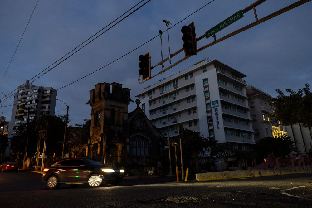 Stromausfall in Puerto Rico: Wagen in San Juan auf unbeleuchteter Straße