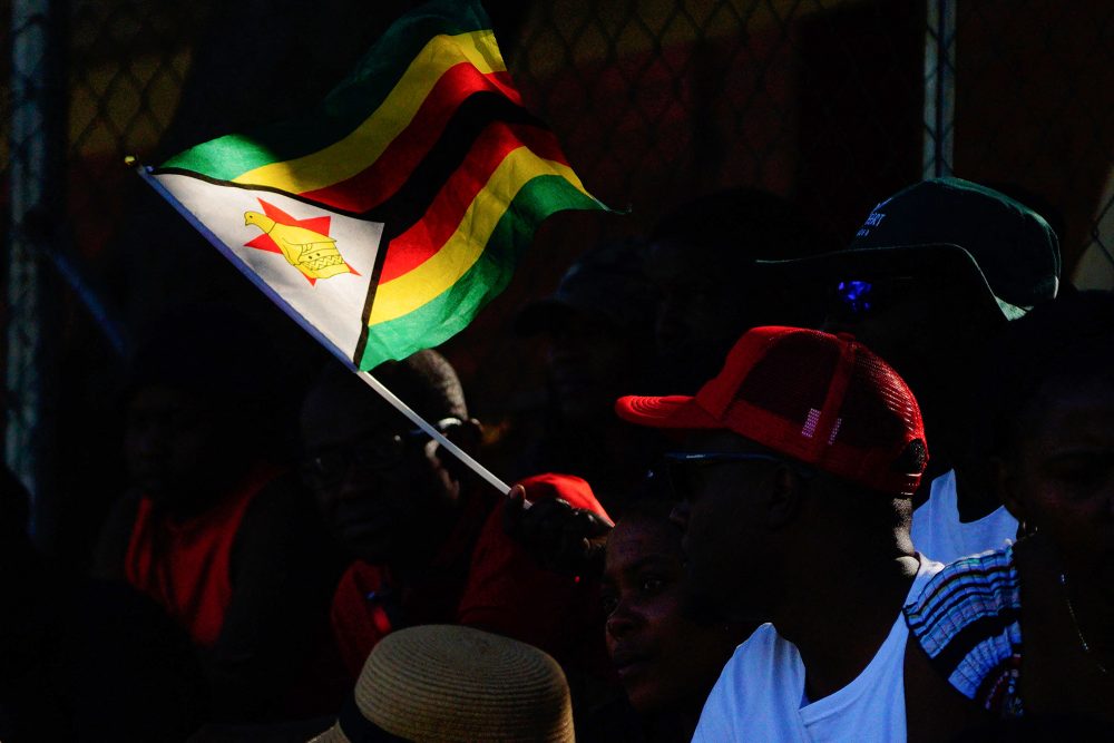 Flagge von Simbabwe bei einem Cricket-Spiel