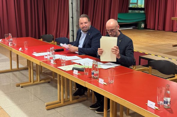 Der designierte Bürgermeister Thomas Lennertz und Generaldirektor Bernd Lentz bei der Einsetzung des neuen Eupener Stadtrats