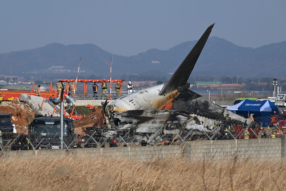 Rettungskräfte sind an der Unfallstelle am Muan International Airport im Einsatz