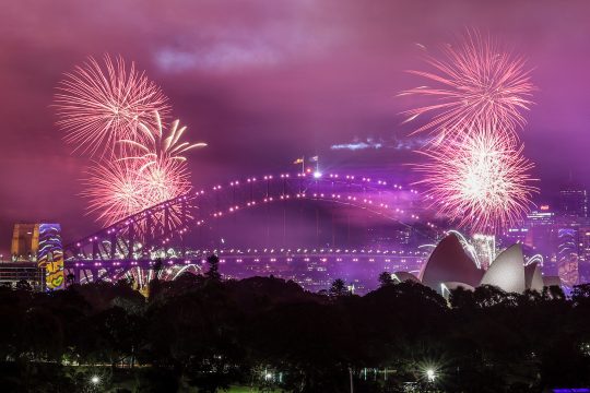 Feuerwerk in Sydney während früher Silbvesterfeierlichkeiten