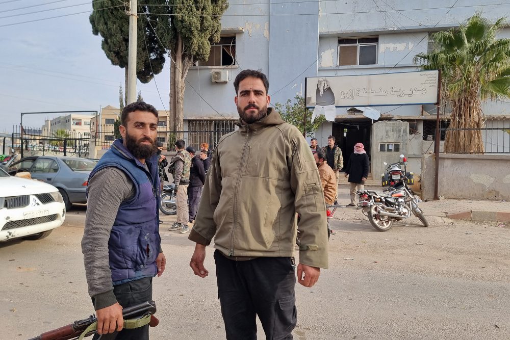 Aufständische in den Straßen von Izra in der südsyrischen Provinz Daraa