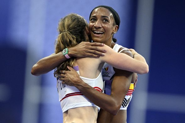 Entscheidung im Siebenkampf bei Olympia: Nafissatou Thiam (Gold) fällt Noor Vidts (Bronze) in die Arme