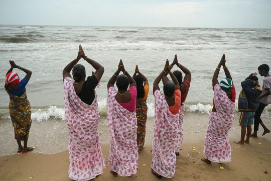 Frauen gedenken am Strand der Tsunami-Katastrophe von 2004
