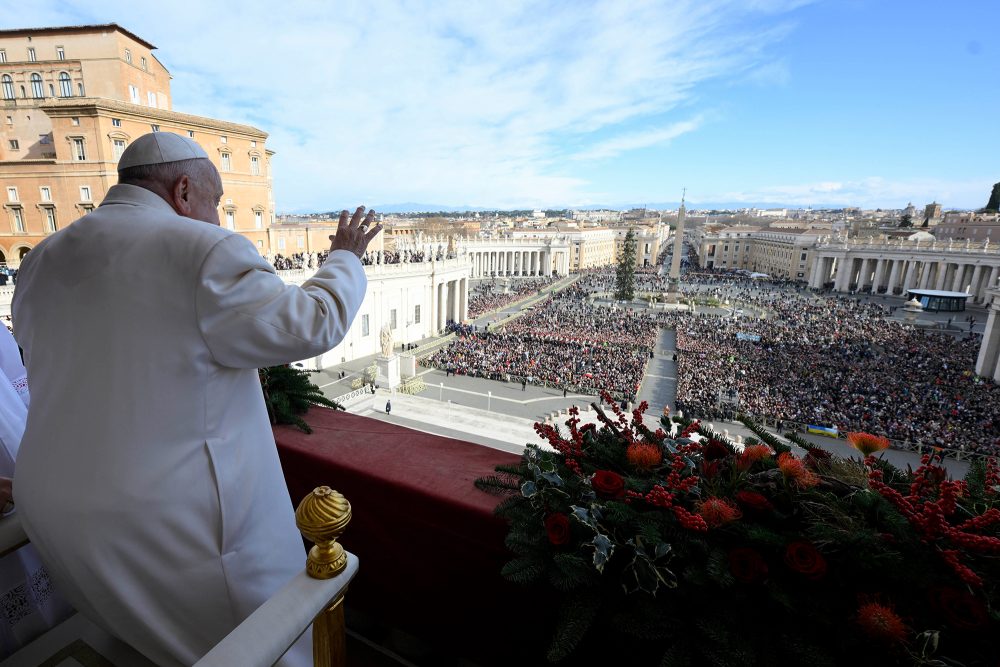 Papst Franziskus während der Urbi-et-Orbi-Botschaft und des Segens für die Stadt und die Welt im Rahmen der Weihnachtsfeierlichkeiten auf dem Petersplatz