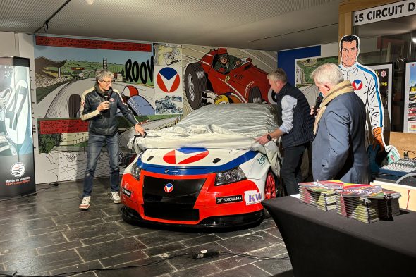 Der Michel-Vaillant-Tourenwagen im Rennstreckenmuseum wird enthüllt