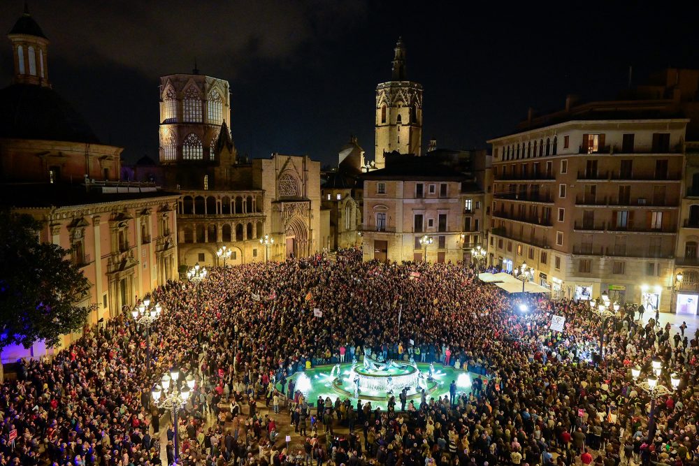 Tausende Menschen haben sich auf einem zentralen Platz in Valencia versammelt, um zu demonstrieren