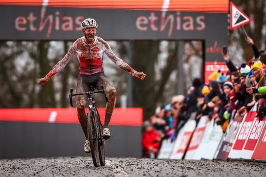 Michael Vanthourenhout siegte im Schlamm von Namur