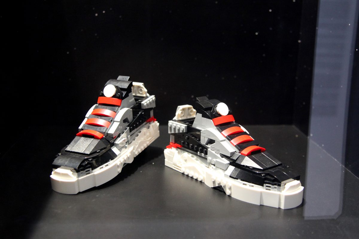 Raumfahrer-Schuhe in Lego in der Ausstellung "Vers la Lune et au-delà" im Bahnhof Guillemins in Lüttich