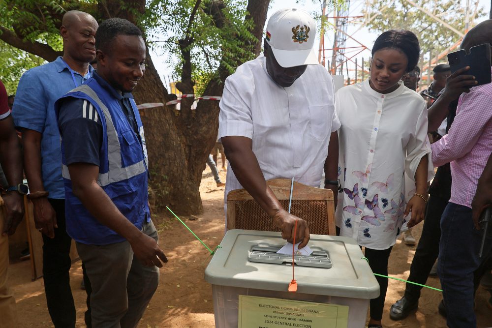 Ghanas Ex-Präsident und NDC-Spitzenkandidat John Mahama bei der Stimmabgabe