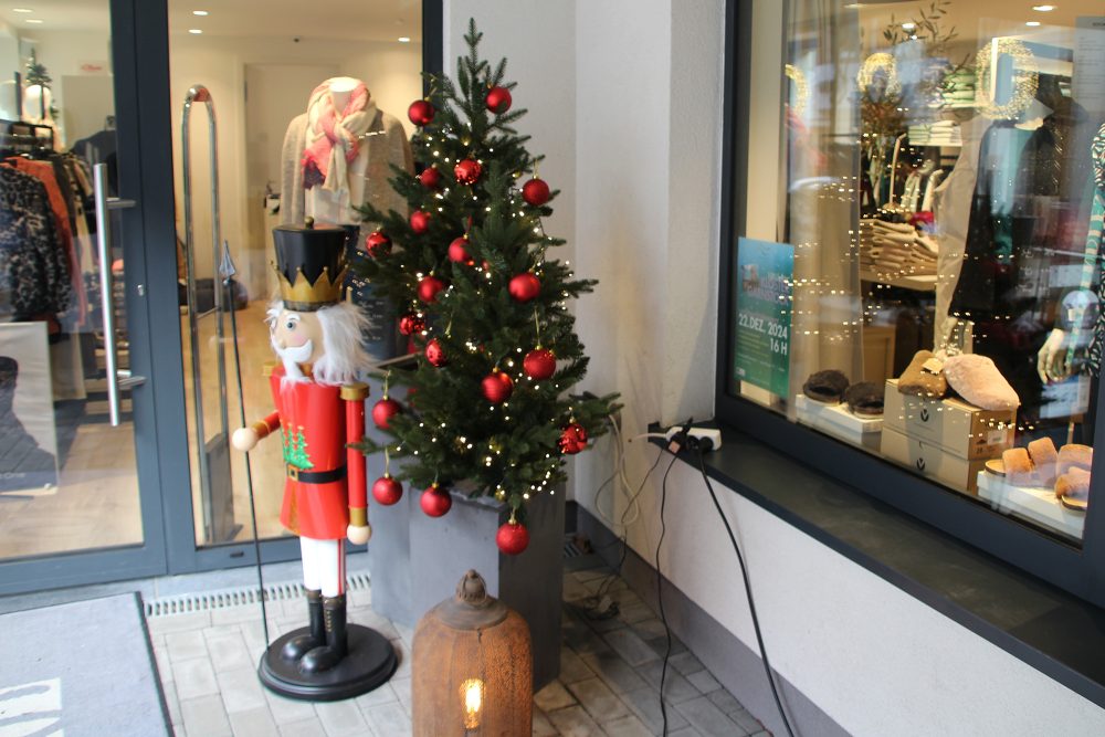 Ladenlokal in Eupen mit weihnachtlicher Dekoration und Nussknacker-Statue