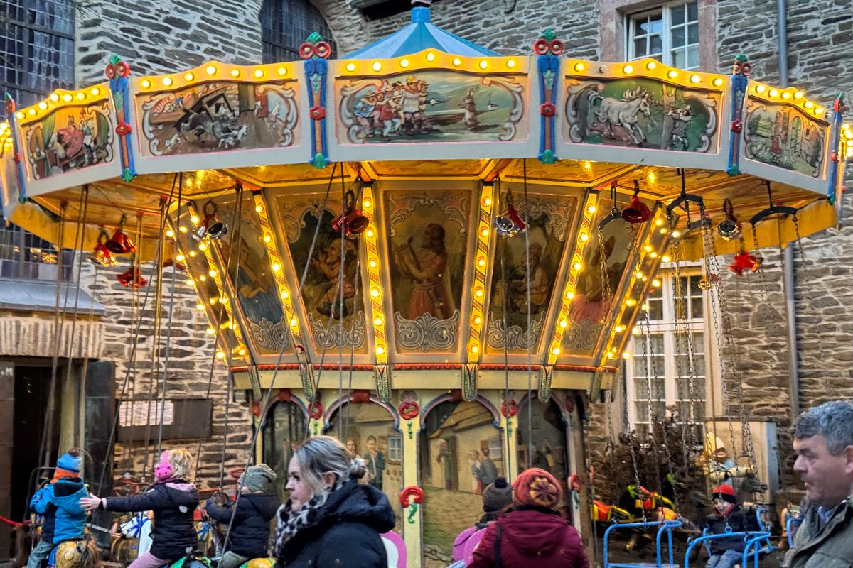 Traditionelles Kinderkarussell auf dem Monschauer Weihnachtsmarkt