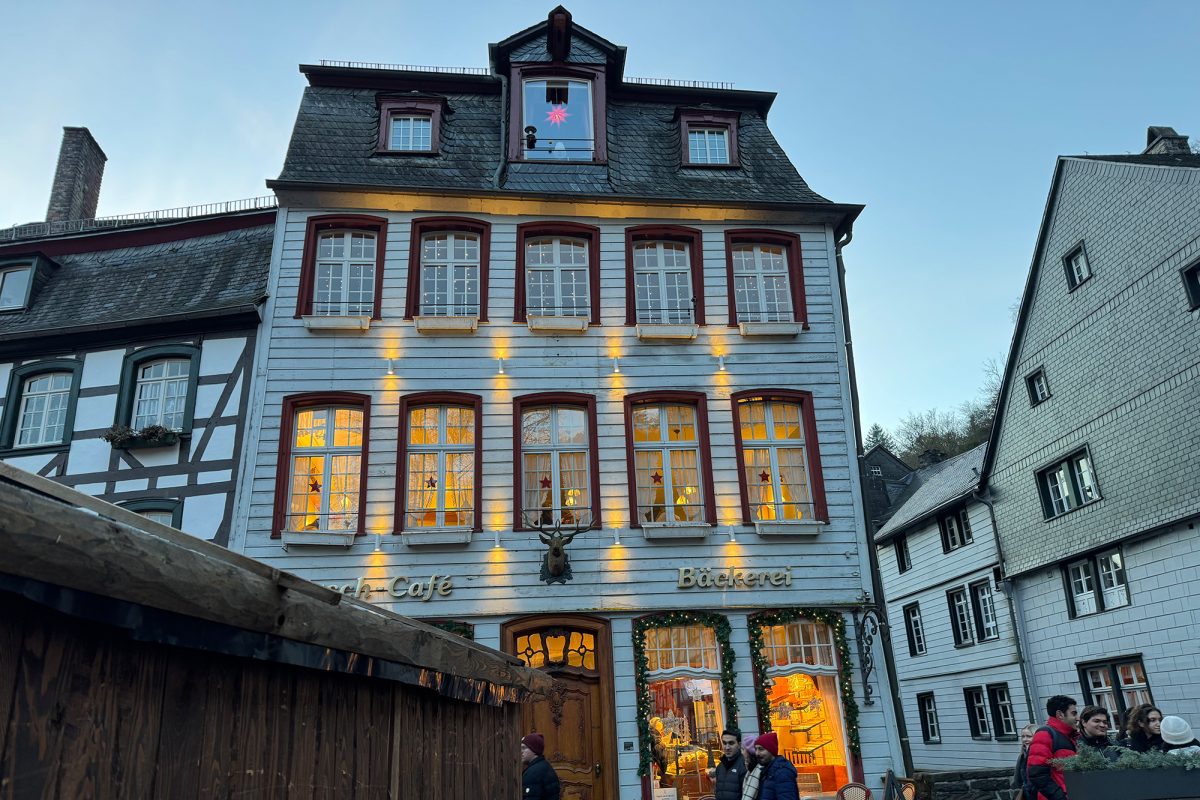 Ein historisches Haus ist dezent weihnachtlich beleuchtet