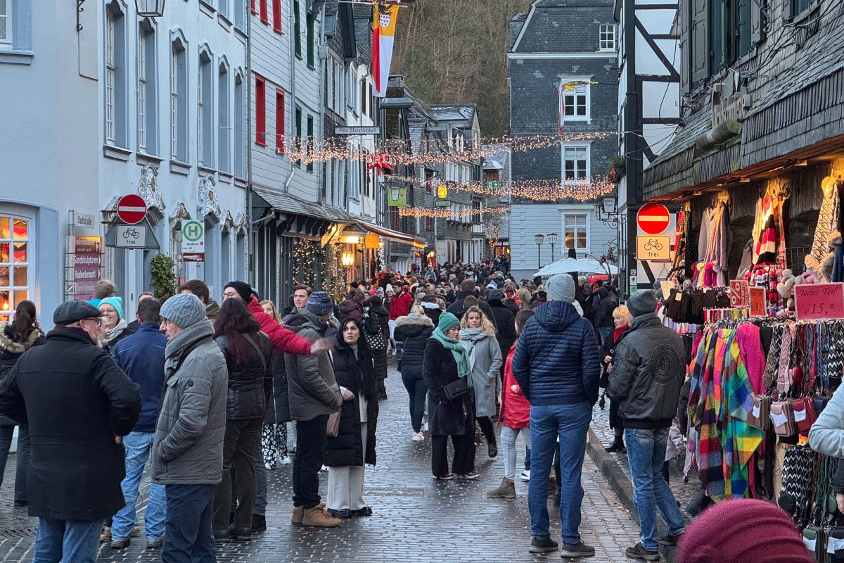 Menschen auf dem Monschauer Weihnachtsmarkt