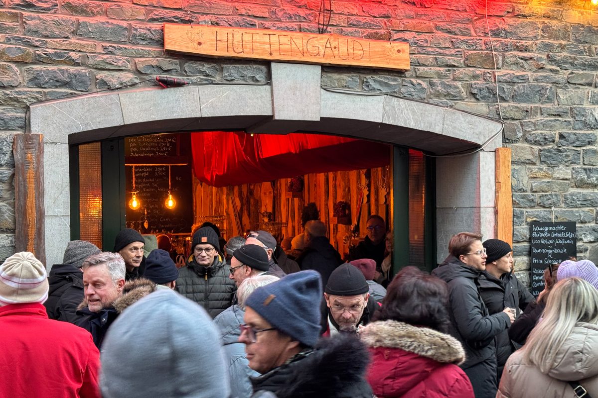 Menschen stehen vor dem Eingang zur "Hüttengaudi"