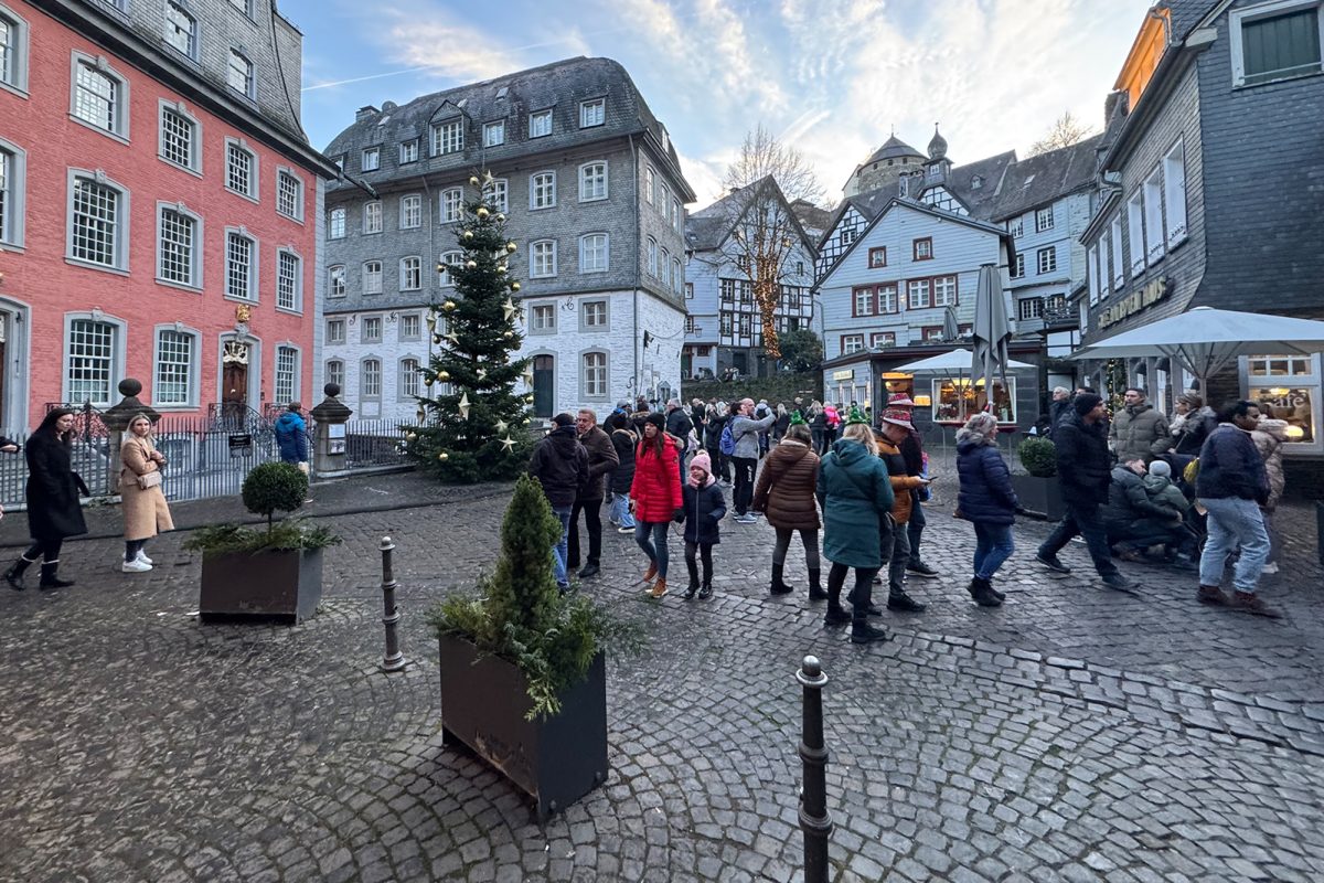 Menschen auf dem Monschauer Weihnachtsmarkt