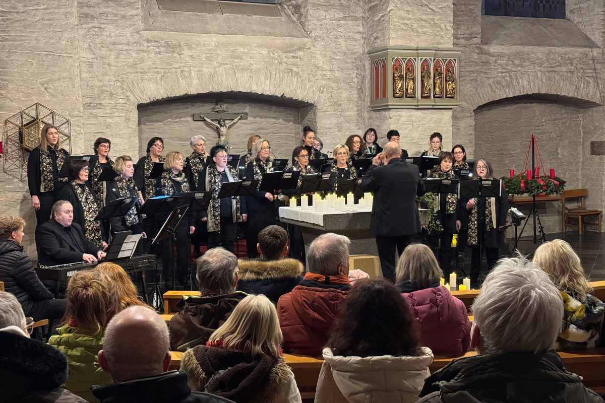 Der Weywertzer Frauenchor singt bei einem Konzert in der Monschauer St.-Mariä-Empfängnis-Kirche