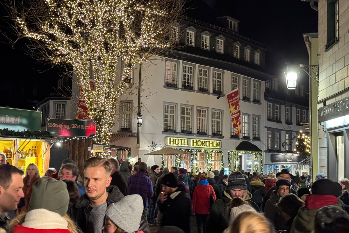 Menschen auf dem Monschauer Weihnachtsmarkt