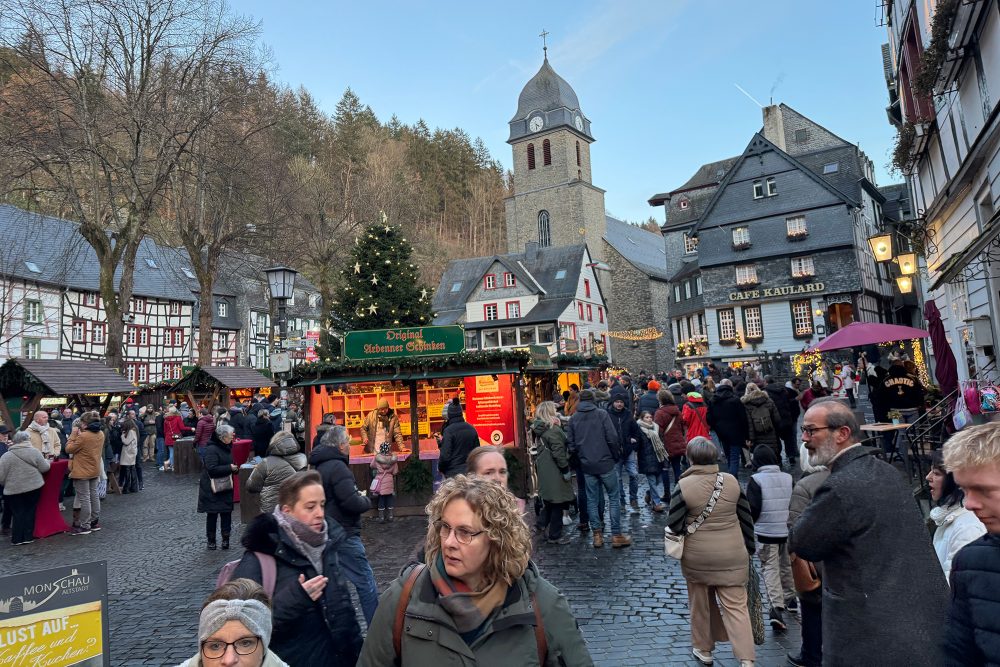 Menschen auf dem Monschauer Weihnachtsmarkt