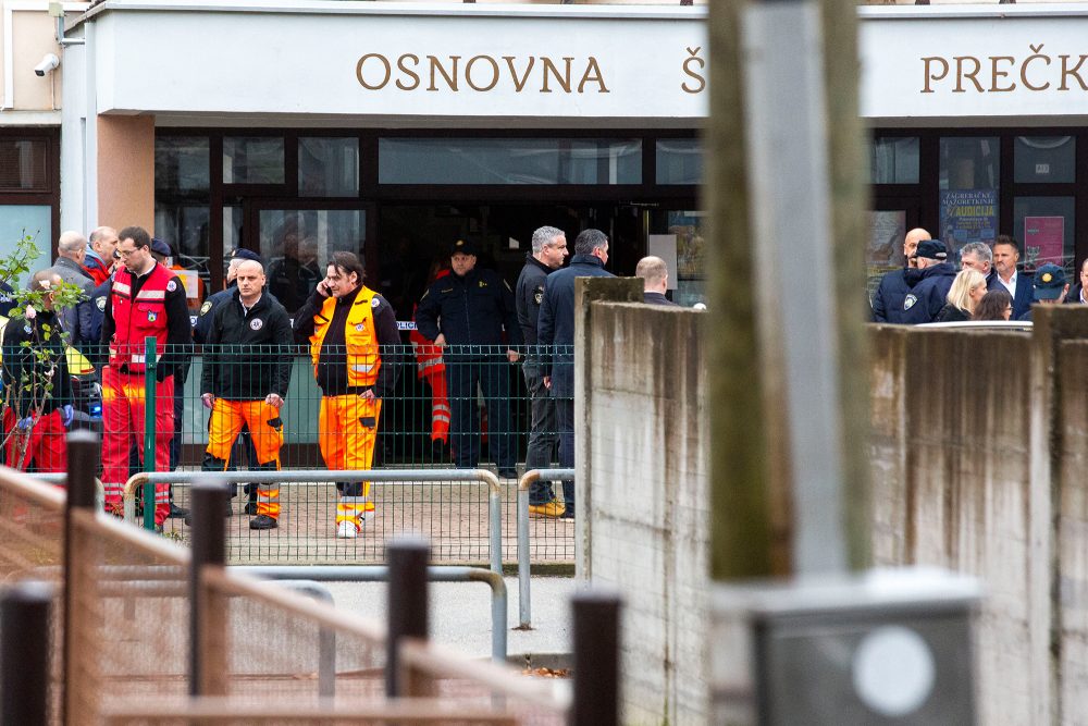 Polizisten und Rettungssanitäter vor der Precko-Primarschule in Zagreb