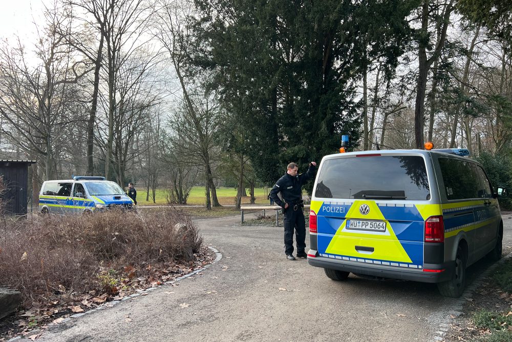 Polizei in dem Park in Aschaffenburg, in dem sich die Tat ereignete