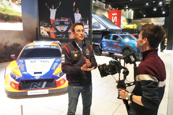 Rallye-Weltmeister Thierry Neuville am Hyundai-Stand