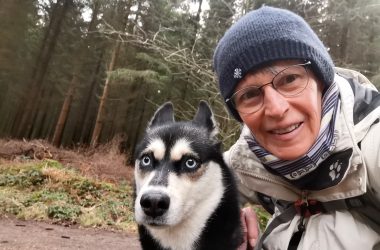 Der Benefizmarathon ist gestartet, auch diese Frau hat sich beteiligt und ist mit ihrem Hund gewandert