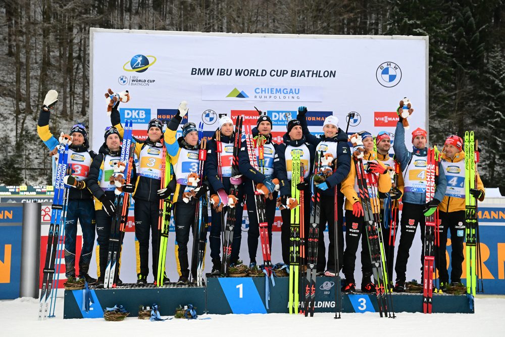 Die Biathlon-Teams aus Schweden, Frankreich und Deutschland auf dem Podium in Ruhpolding