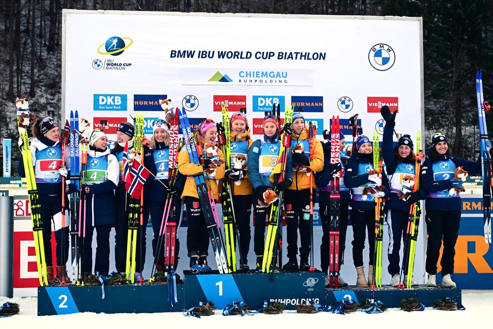 Podium der Frauenstaffel beim Biathlon-Weltcup in Ruhpolding