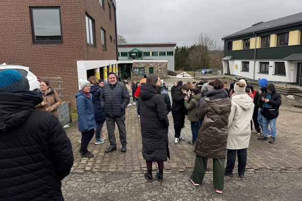 Schüler und Lehrer des BIB machen sich fertig