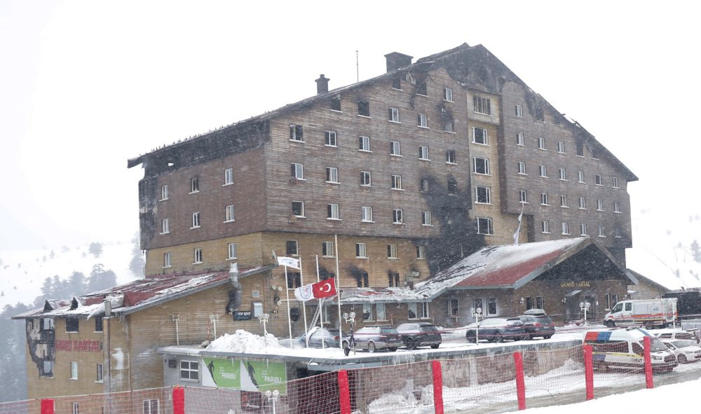 Das Hotel im Kartalkaya Ski-Resort in Bolu am Tag nach dem Feuer