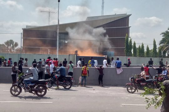Feuer vor dem Gebäude der belgischen Botschaft in Kinshasa