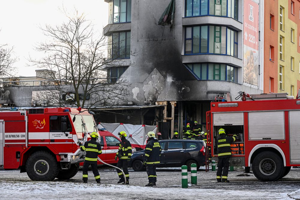 Feuerwehrleute untersuchen den Schauplatz des abgebrannten Restaurants in der Stadt Most