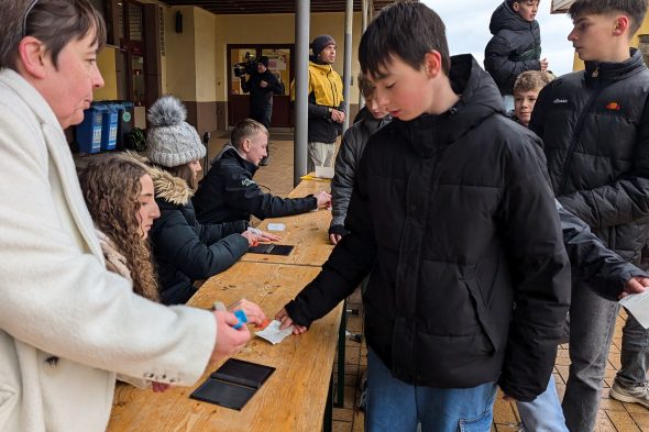 BSTI-Schüler wandern für den Benefiz-Marathon - pro Runde gibt es einen Stempel