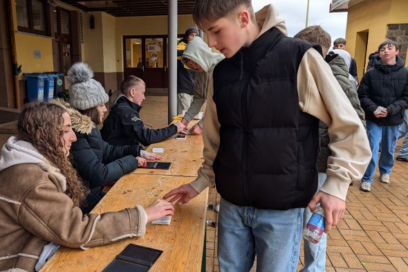 BSTI-Schüler wandern für den Benefiz-Marathon - pro Runde gibt es einen Stempel