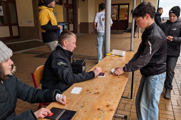 BSTI-Schüler wandern für den Benefiz-Marathon - pro Runde gibt es einen Stempel