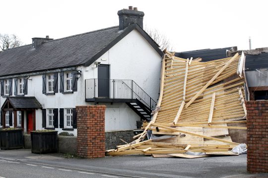 Abgerissenes Dach eines Hotels in der Nähe von Belfast in Nordirland