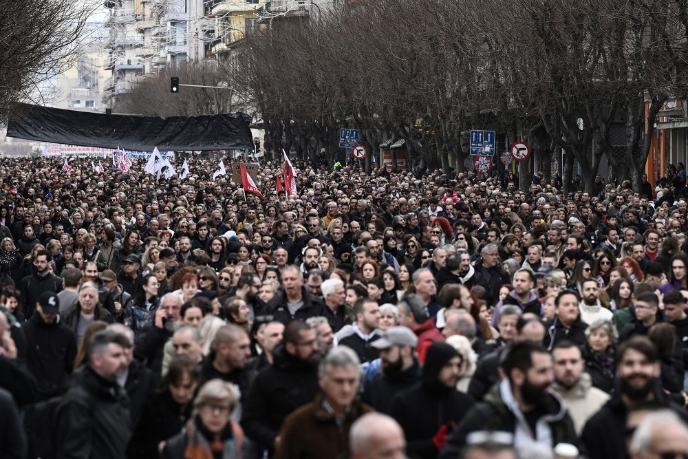 Eine große Menschenmenge zieht durch eine Hauptstraße der griechischen Stadt Thessaloniki