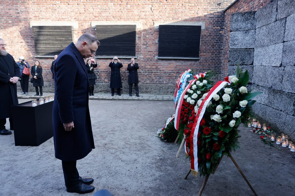 Duda legt Kranz an Todesmauer in Auschwitz nieder