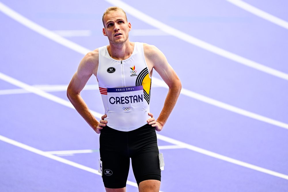 Leichtathlet Eliott Crestan steht nach einem Rennen auf der Laufbahn