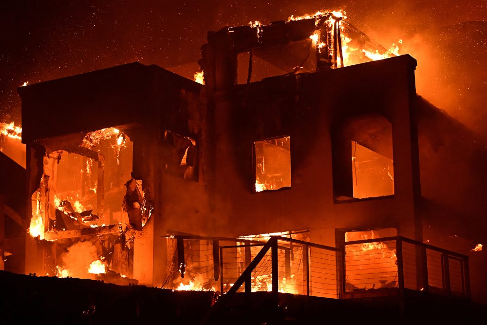 Ein Haus am Pacific Coast Highway in Malibu steht lichterloh in Flammen