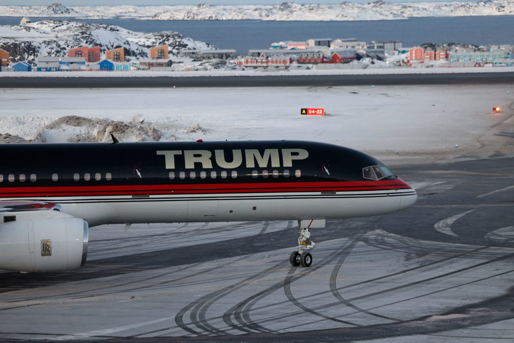 Ein Flugzeug mit Donald Trumps Sohn Donald Trump jr. an Bord am Flughafen von Nuuk in Grönland, wo Trump jr. für einen privaten Besuch hinflog