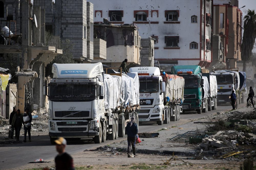 Hilfsgüter treffen über den Grenzübergang Kerem Shalom im Gazastreifen ein