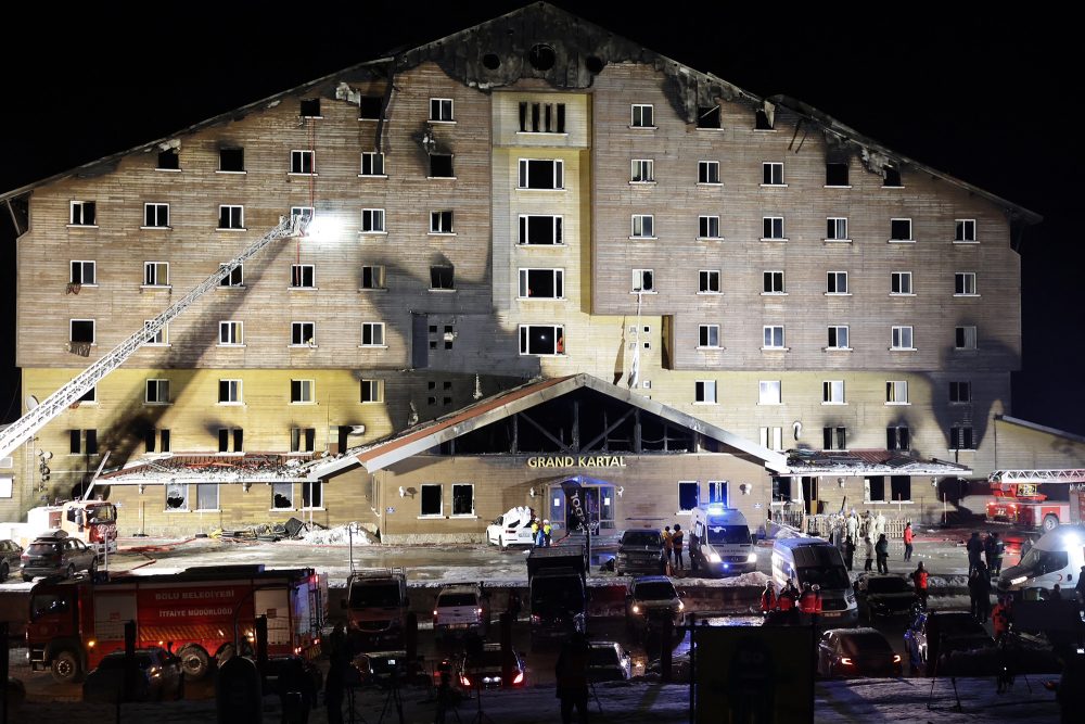 Such- und Rettungsteams arbeiten an der Brandstelle