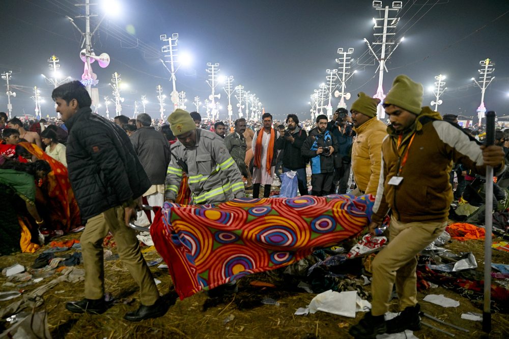 Sicherheitskräfte tragen den Leichnam eines Opfers bei dem Maha Kumbh Mela Festival in Prayagraj