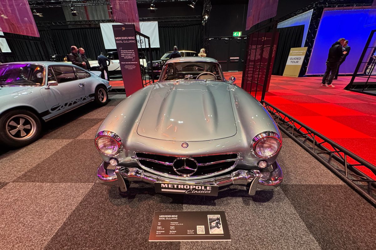 Teure und schnelle Sportwagen aus der Vergangenheit sind bei der Oldtimer-Show InterClassics Maastricht zu sehen